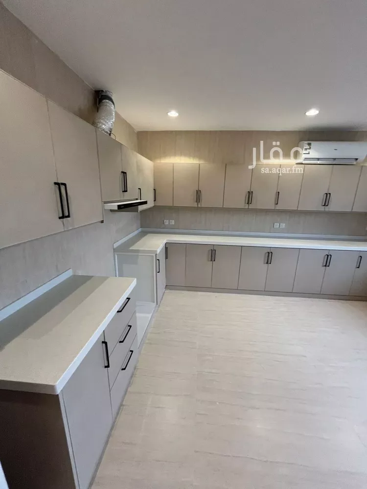 Floor for Rent in Riyadh Al Arid 9