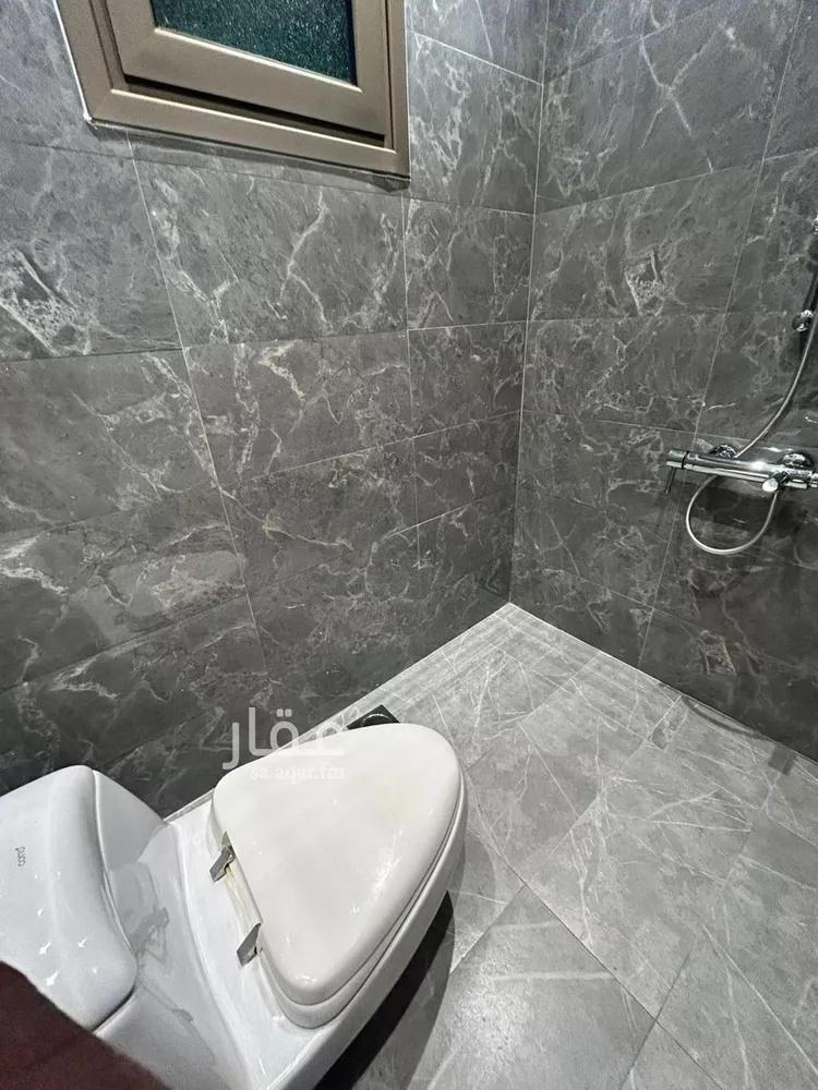 Floor for Rent in Riyadh Al Malqa 10