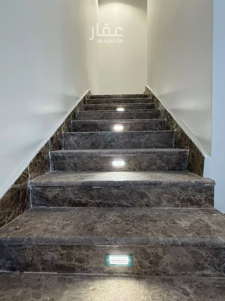 فيلا للبيع في شارع إسماعيل بن حماد, حي المهدية, مدينة الرياض, منطقة الرياض صورة 2