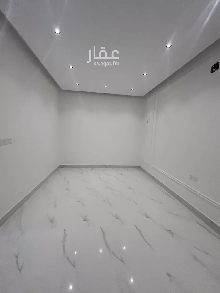 فيلا للبيع في شارع عبدالرحمن بن مفيريج, حي العريجاء الأوسط, مدينة الرياض, منطقة الرياض صورة 2