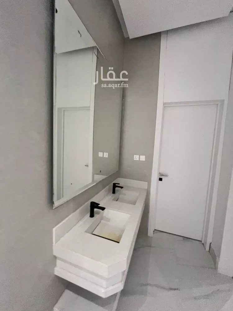 فيلا للبيع في شارع عبدالرحمن بن مفيريج, حي العريجاء الأوسط, مدينة الرياض, منطقة الرياض صورة 5