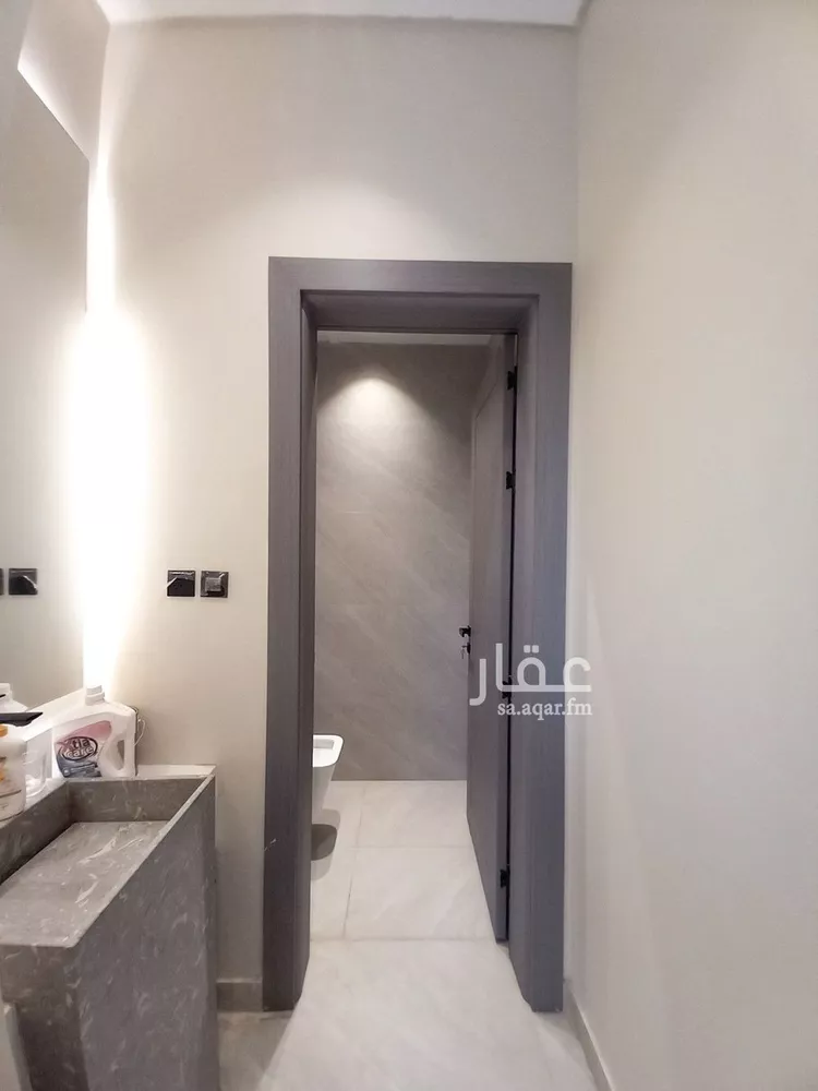 فيلا للبيع في شارع يوسف البزاز, حي عكاظ, مدينة الرياض, منطقة الرياض صورة 3