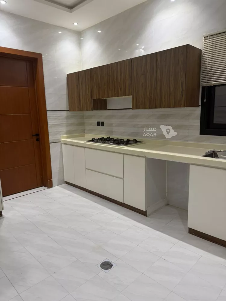 Floor for Rent in Riyadh Ar Rimal 21