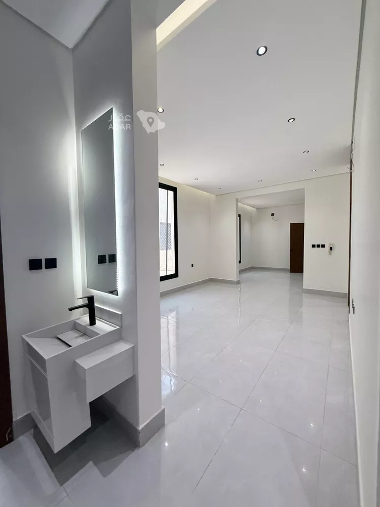 Floor for Sale in Riyadh Al Maizilah 5