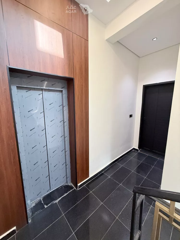 Floor for Sale in Riyadh Al Maizilah 2