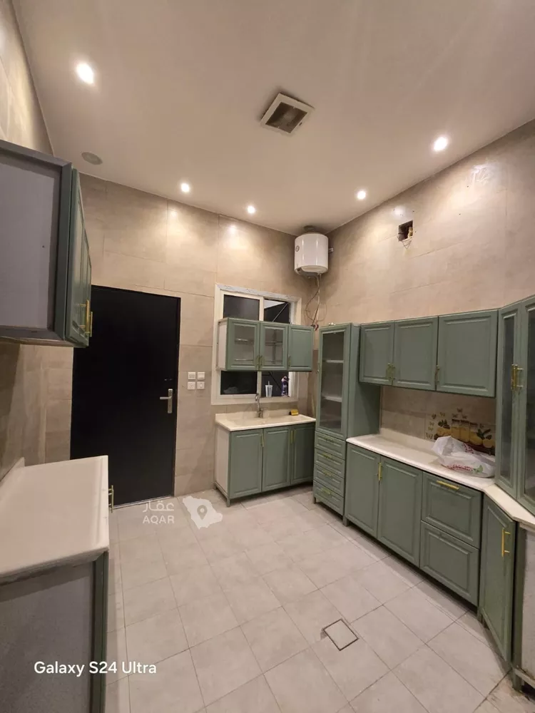 Floor for Rent in Riyadh Al Arid 11