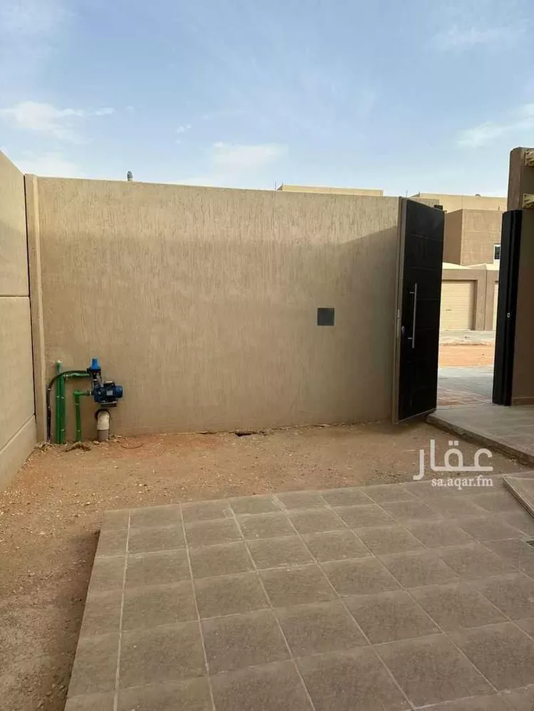 فيلا للبيع في شارع عمر بن عبدالله قاضي, حي مطار الملك خالد الدولي, مدينة الرياض, منطقة الرياض 1 صورة