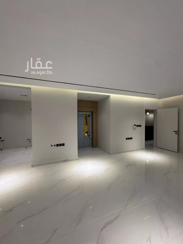 فيلا للبيع في شارع أبي أحمد البناء, حي عكاظ, مدينة الرياض, منطقة الرياض 18