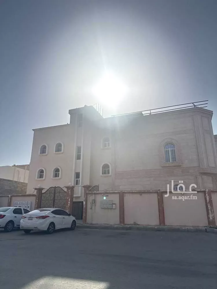 عمارة للبيع في شارع عبدالله ابن الجد ابن القيس, حي الشاطئ, مدينة جازان, منطقة جازان 1 صورة