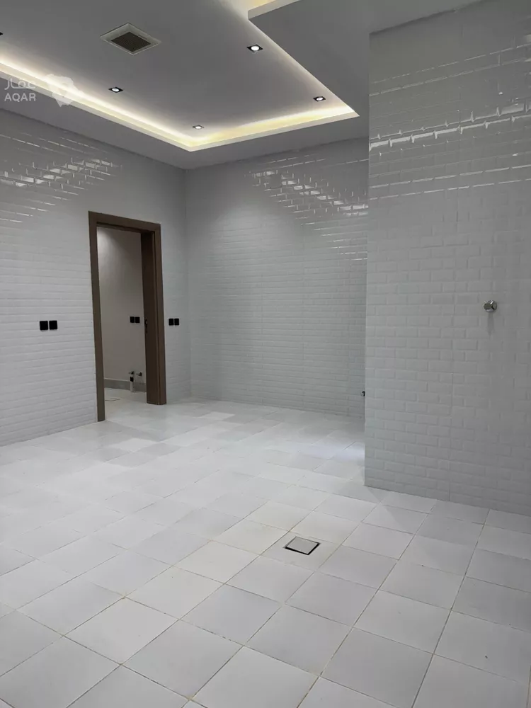 Floor for Sale in Riyadh Al Janadriyah 6