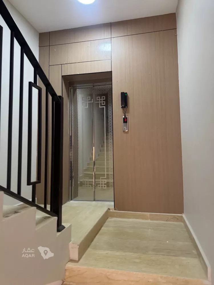 Floor for Sale in Riyadh Al Janadriyah 8