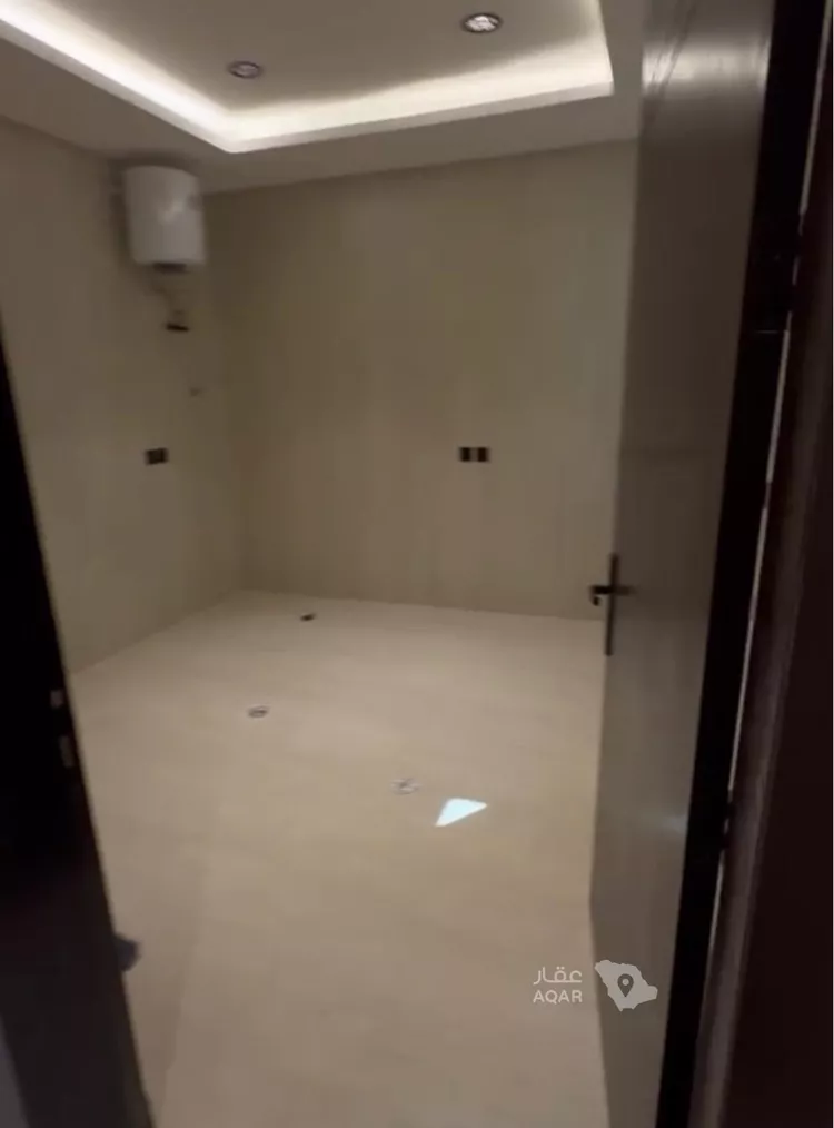 Floor for Sale in Riyadh Al Janadriyah 6
