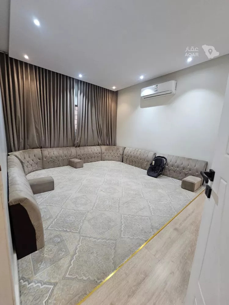 Floor for Sale in Riyadh Ar Rimal 2