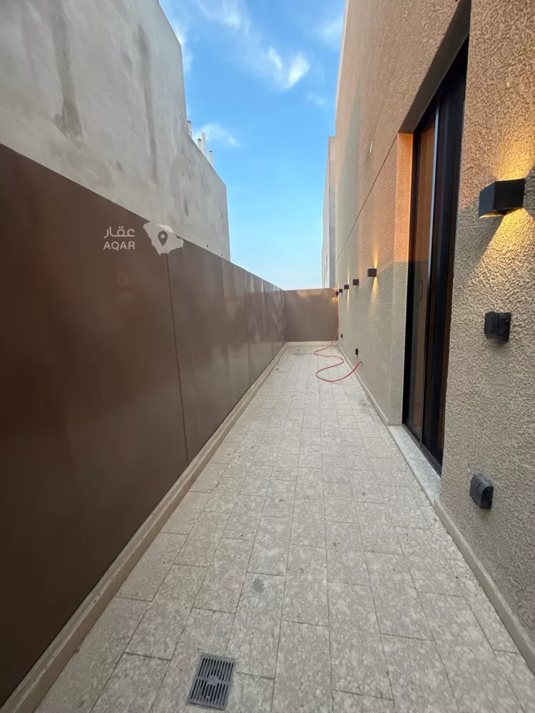 Floor for Sale in Riyadh Al Arid 7