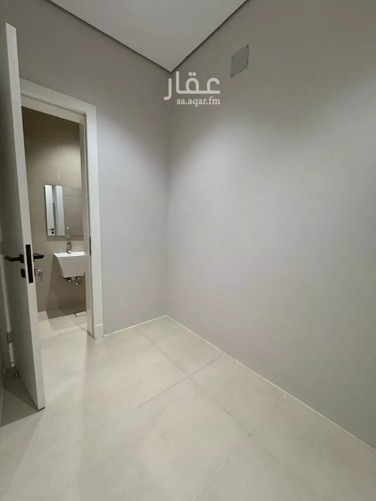 Floor for Sale in Riyadh Al Janadriyah 7