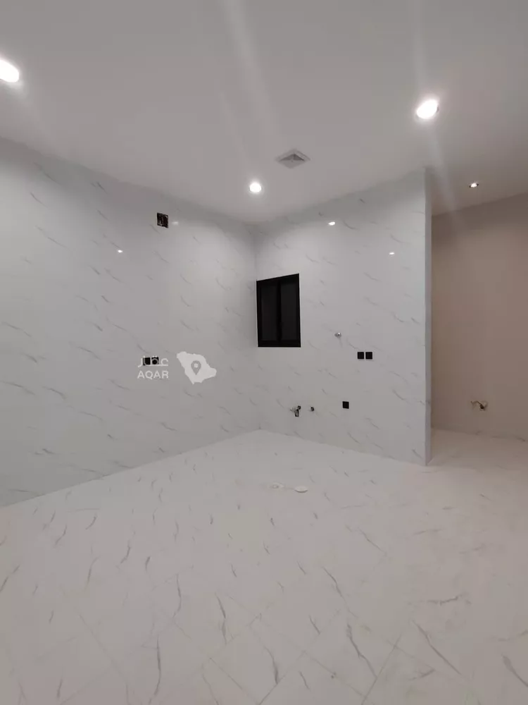 Floor for Sale in Riyadh Al Qadisiyah 3