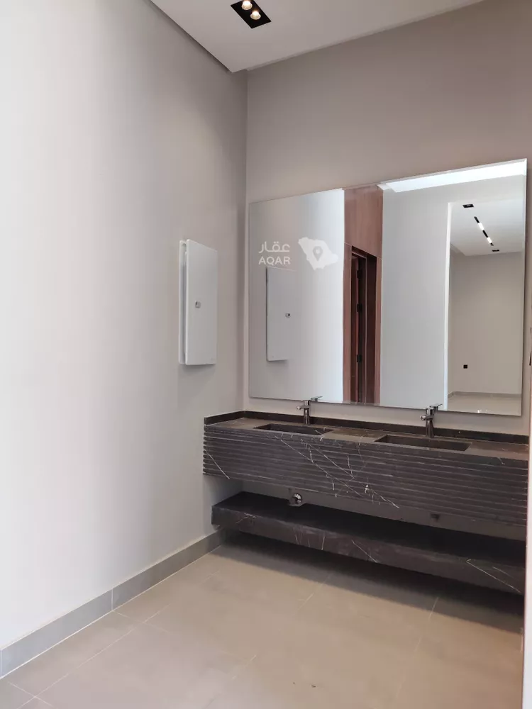 Floor for Sale in Riyadh Al Yarmouk 10