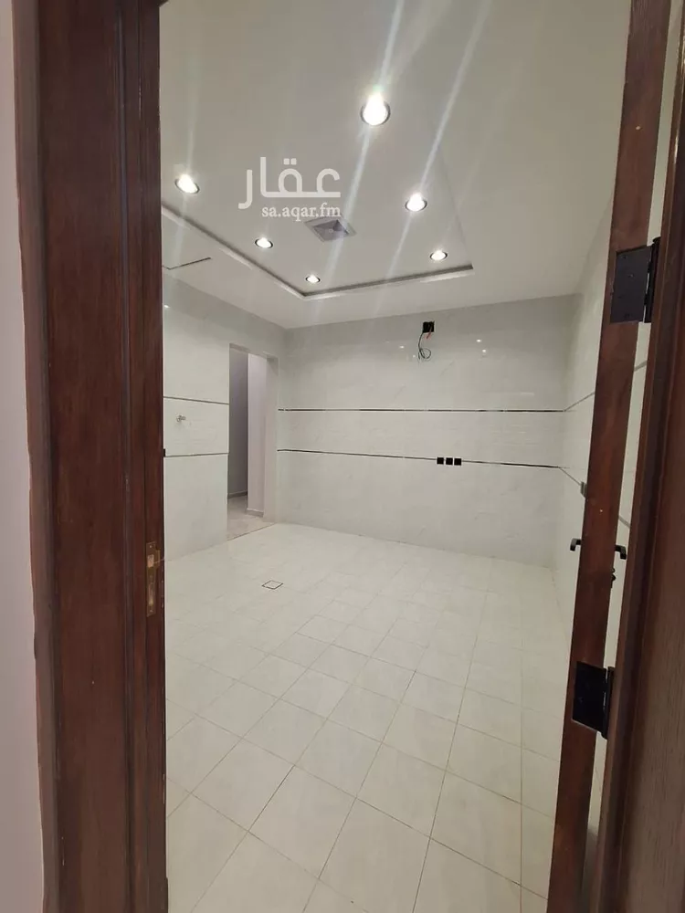 Floor for Sale in Riyadh An Nadhim 12