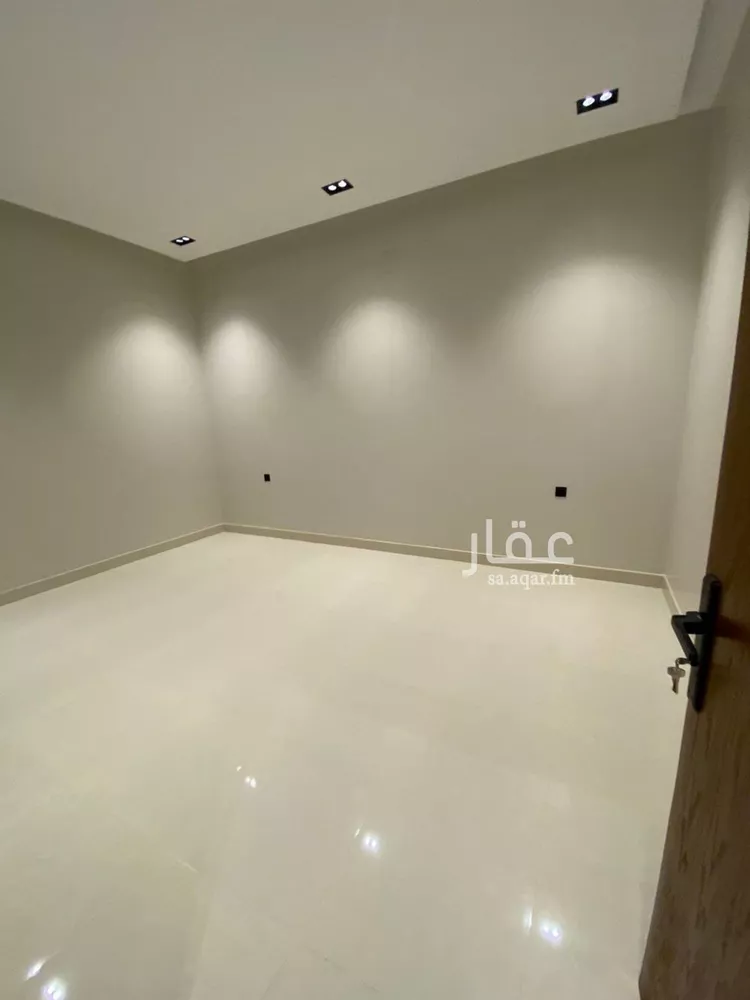 Floor for Sale in Riyadh Al Yarmouk 13