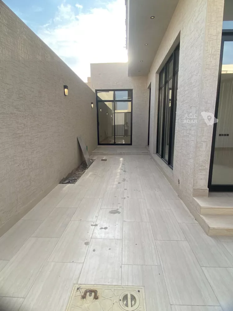 Floor for Sale in Riyadh Ar Rimal 14