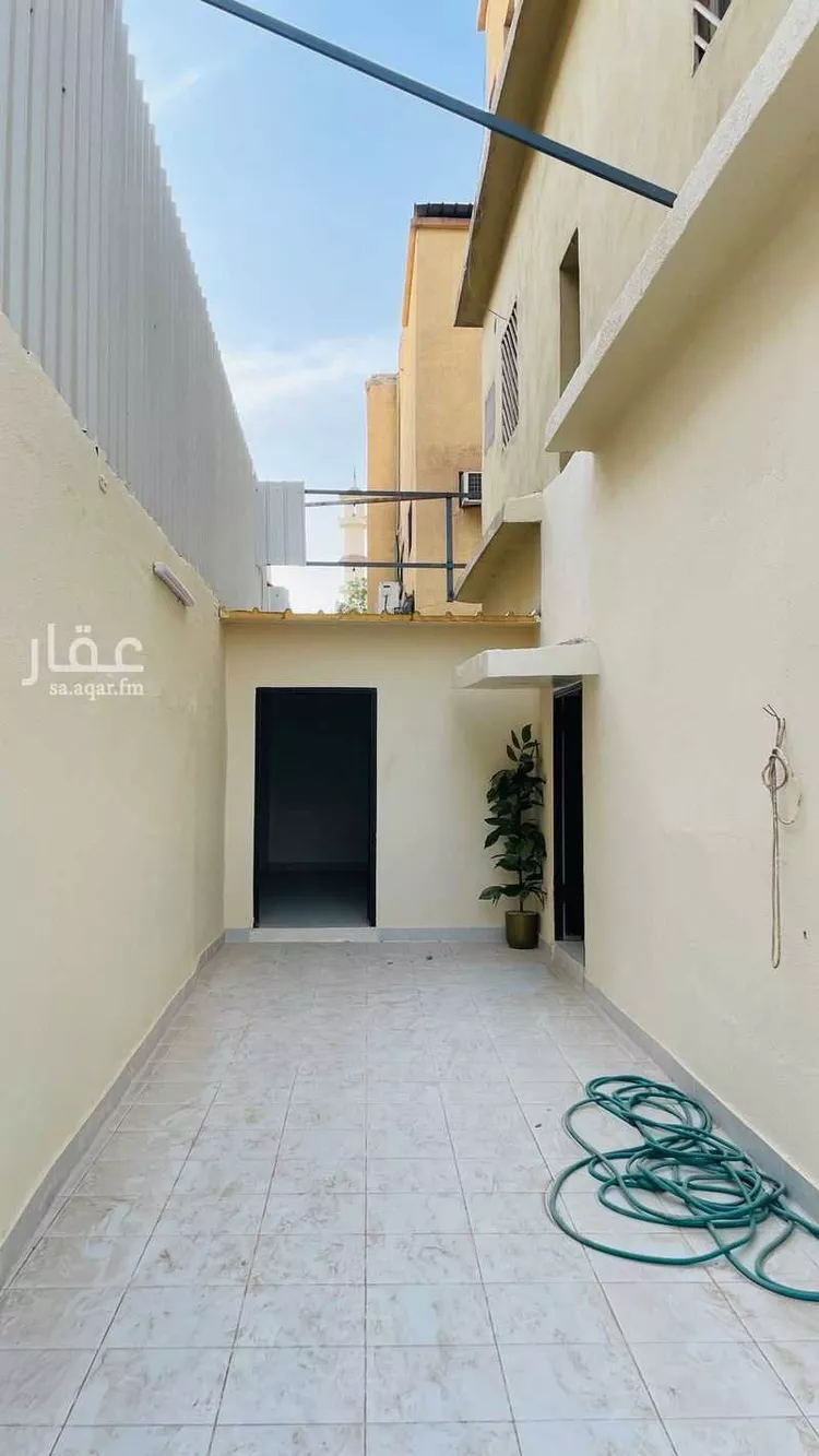 فيلا للبيع في شارع أحمد بن الخطاب, حي العزيزية, مدينة الرياض, منطقة الرياض صورة 2