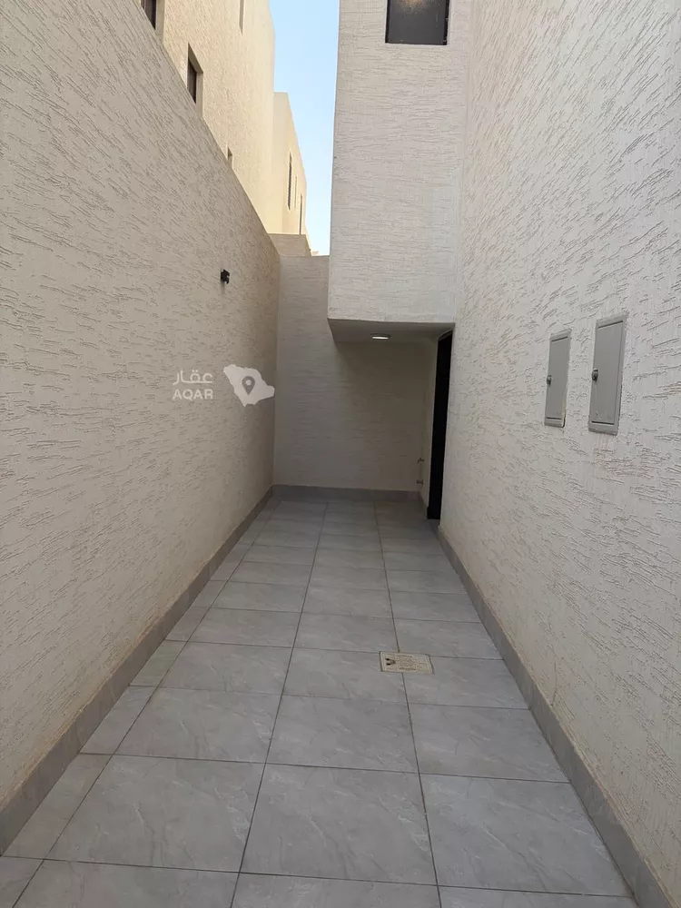 Floor for Sale in Riyadh Al Maizilah 2