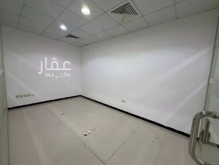 مكتب تجاري للإيجار في شارع الثمامه, حي الصحافة, مدينة الرياض, منطقة الرياض 8