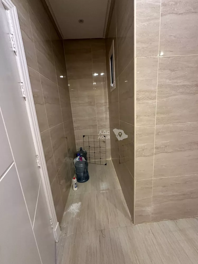 شقة للإيجار في شارع أبي الحسن الزنبقي, حي عرقة, مدينة الرياض, منطقة الرياض 15