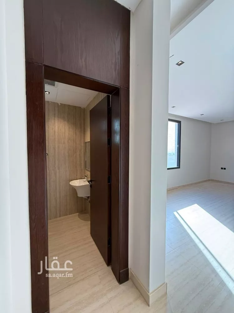 Floor for Sale in Riyadh Al Arid 7
