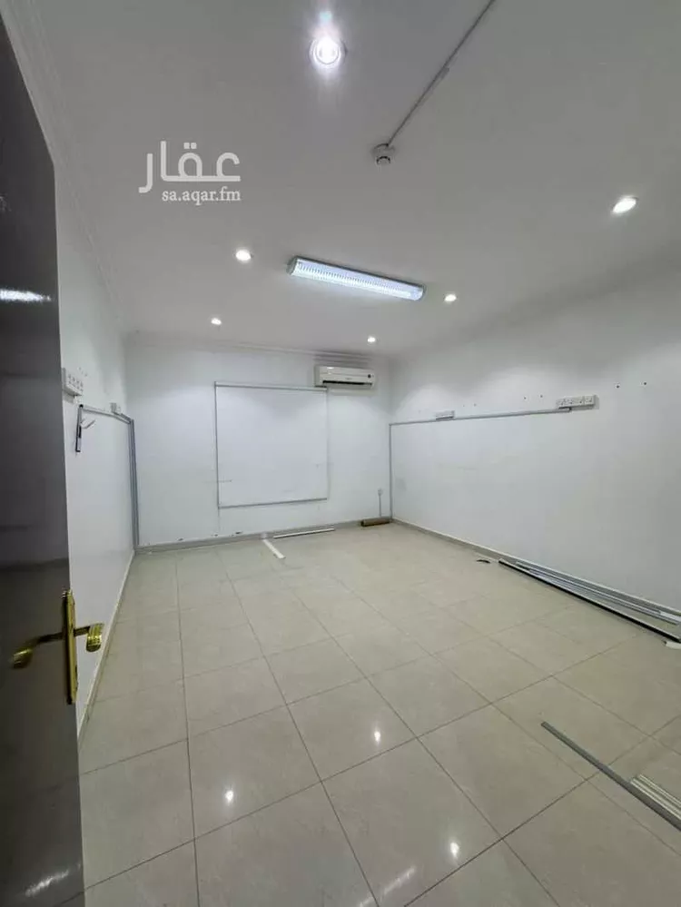 مكتب تجاري للإيجار في شارع جرير بن عبدالله البجلي, حي مغرزات, مدينة الرياض, منطقة الرياض 7