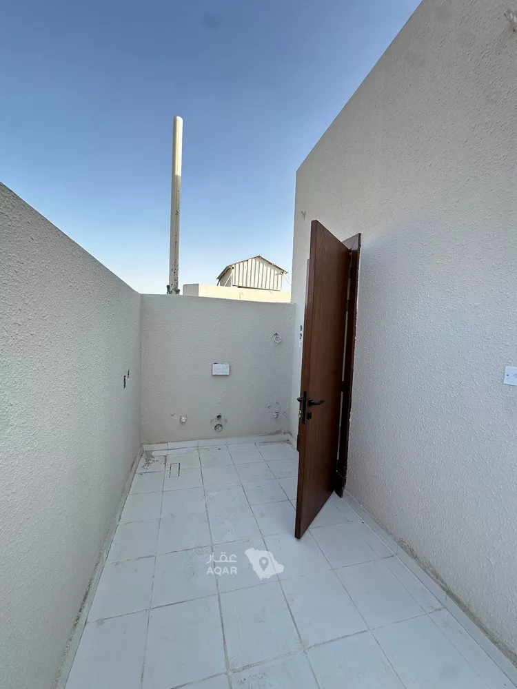 Floor for Sale in Riyadh Okaz 2