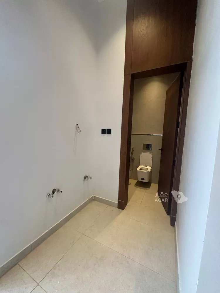 Floor for Sale in Riyadh Al Janadriyah 2