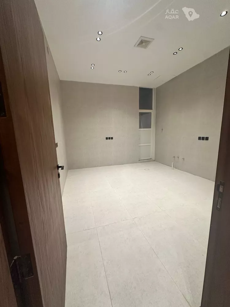 Floor for Sale in Riyadh Al Janadriyah 4