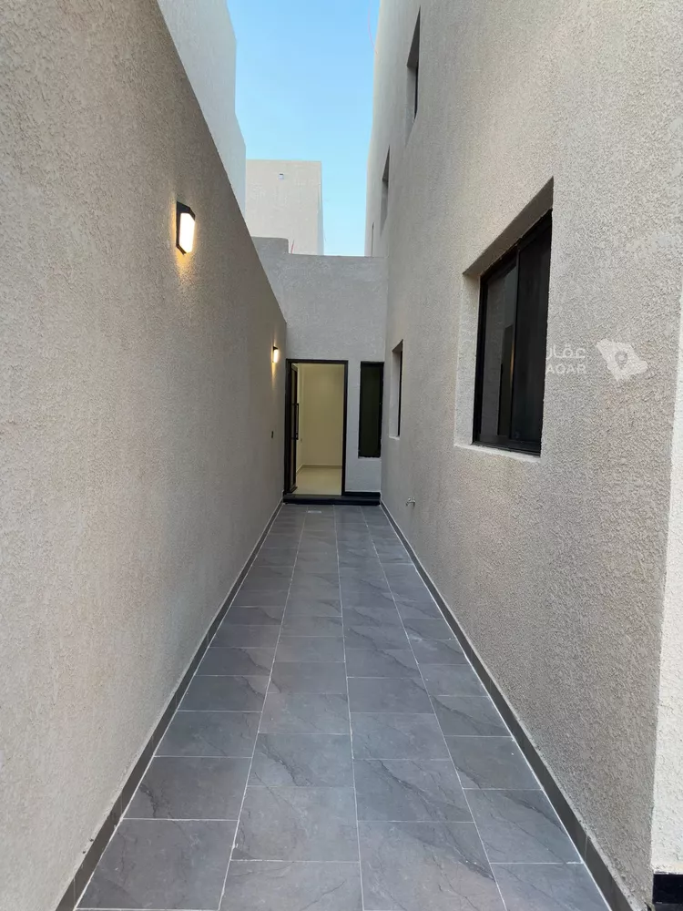 Floor for Sale in Riyadh Dirab 8
