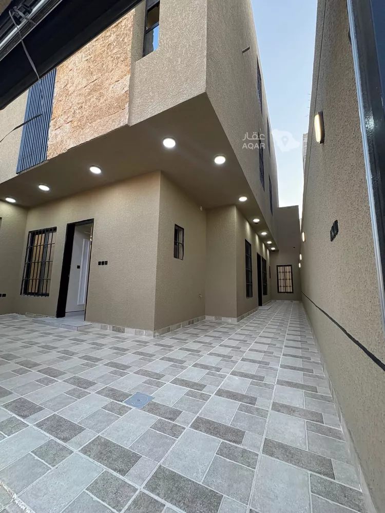 Floor for Sale in Riyadh Al Janadriyah 2