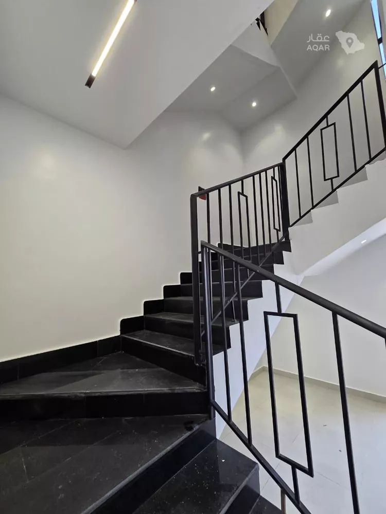 Floor for Sale in Riyadh Al Maizilah 4