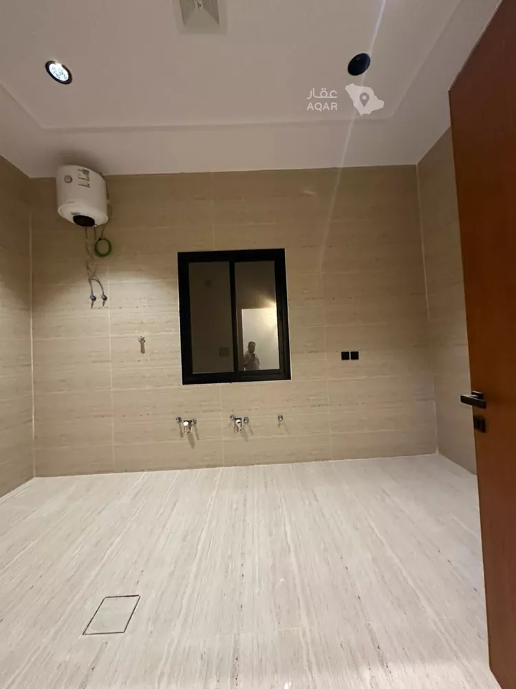 Floor for Sale in Riyadh Al Janadriyah 6