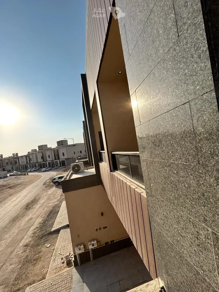 Floor for Sale in Riyadh Al Janadriyah 5